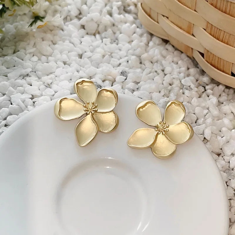 LATS Metal Flower Retro Earrings