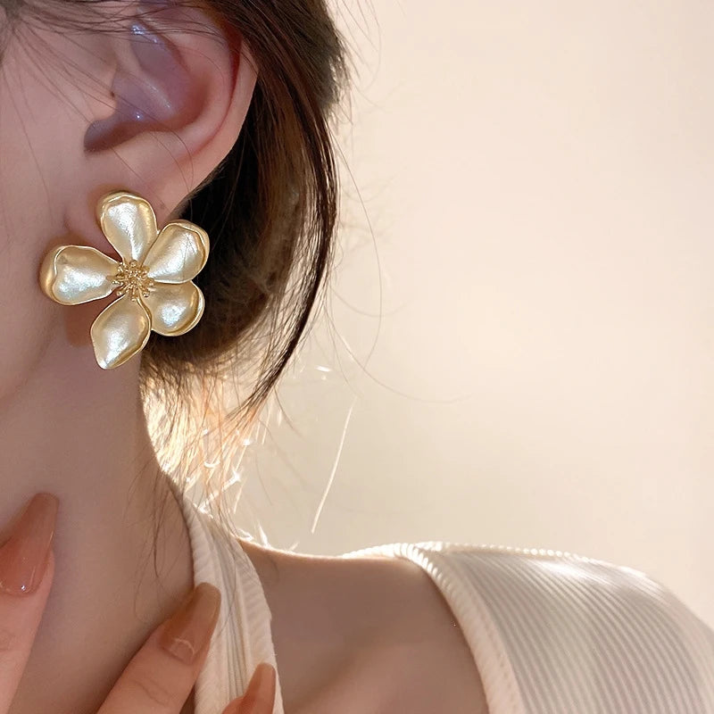 LATS Metal Flower Retro Earrings