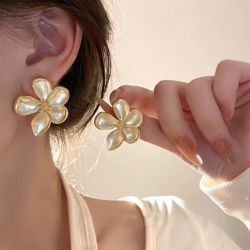 LATS Metal Flower Retro Earrings