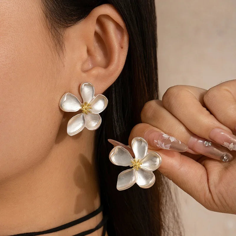 LATS Metal Flower Retro Earrings