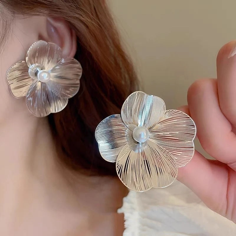 LATS Metal Flower Retro Earrings