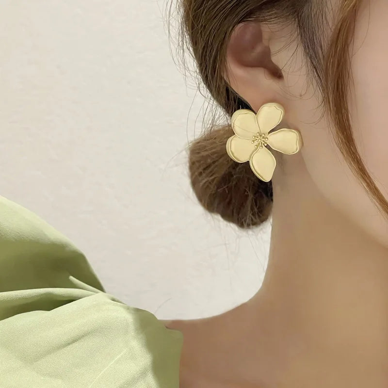 LATS Metal Flower Retro Earrings